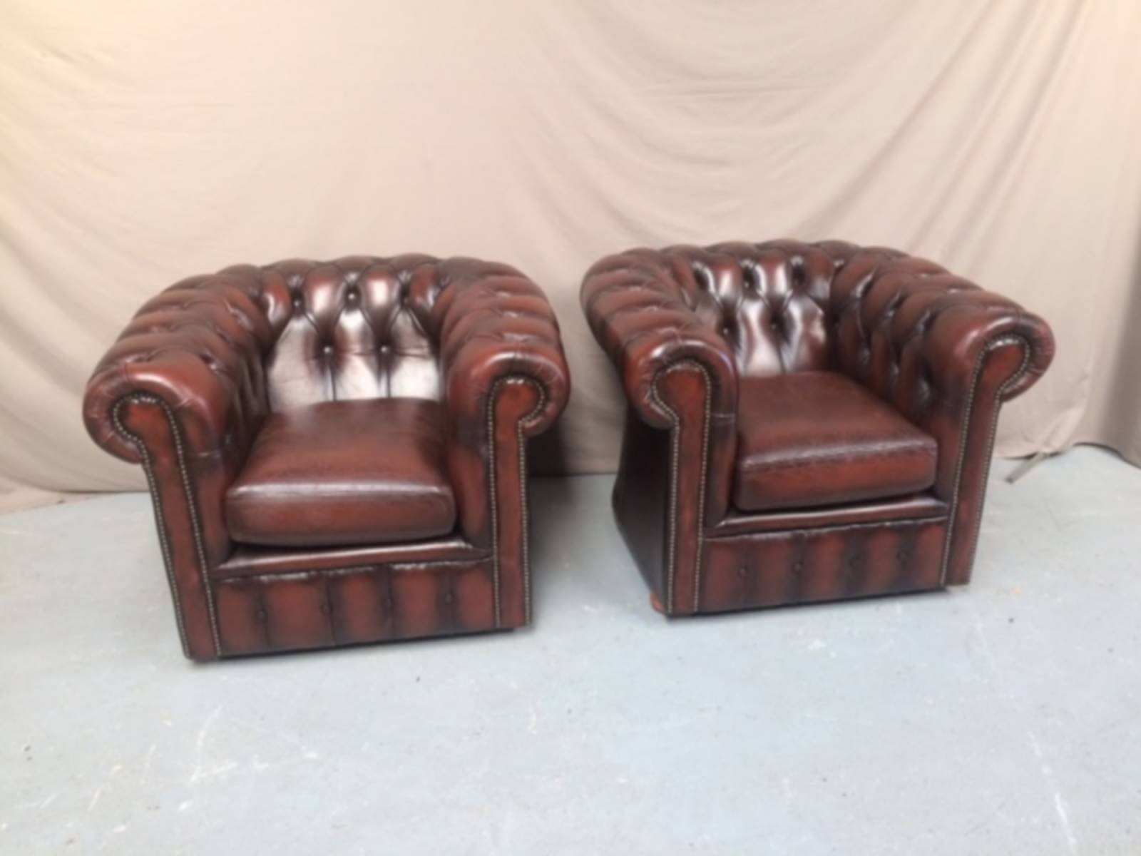 commander canapé chesterfield et paire de fauteuils chesterfield  proche Paris