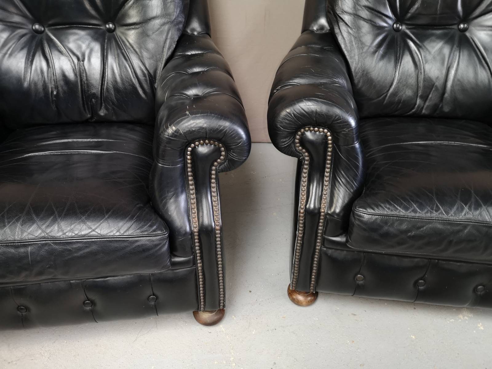 acheter en ligne fauteuils chesterfield anglais cuir noir authentiques proche Lyon