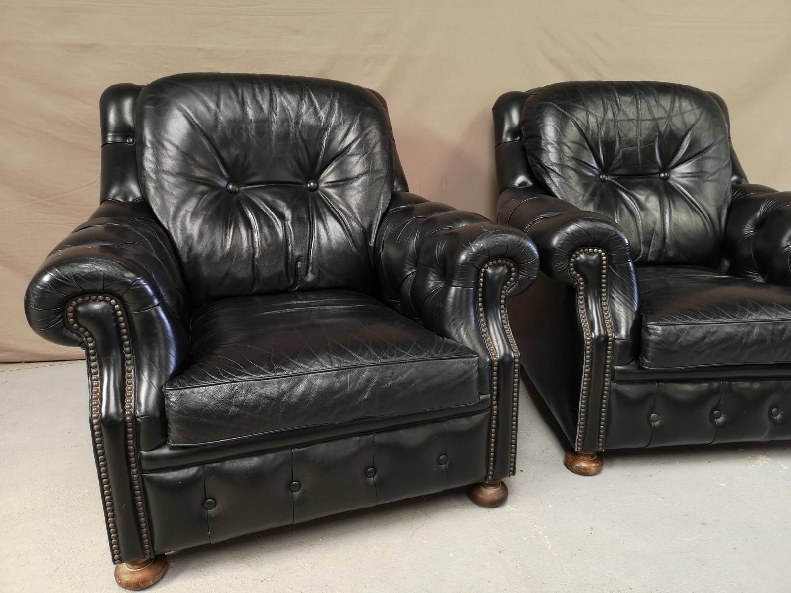 achat fauteuils chesterfield occasion cuir noir style vintage proche Lyon
