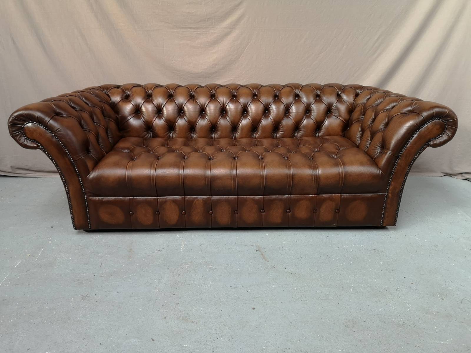 acheter canapé chesterfield cuir marron trois places occasion à Paris