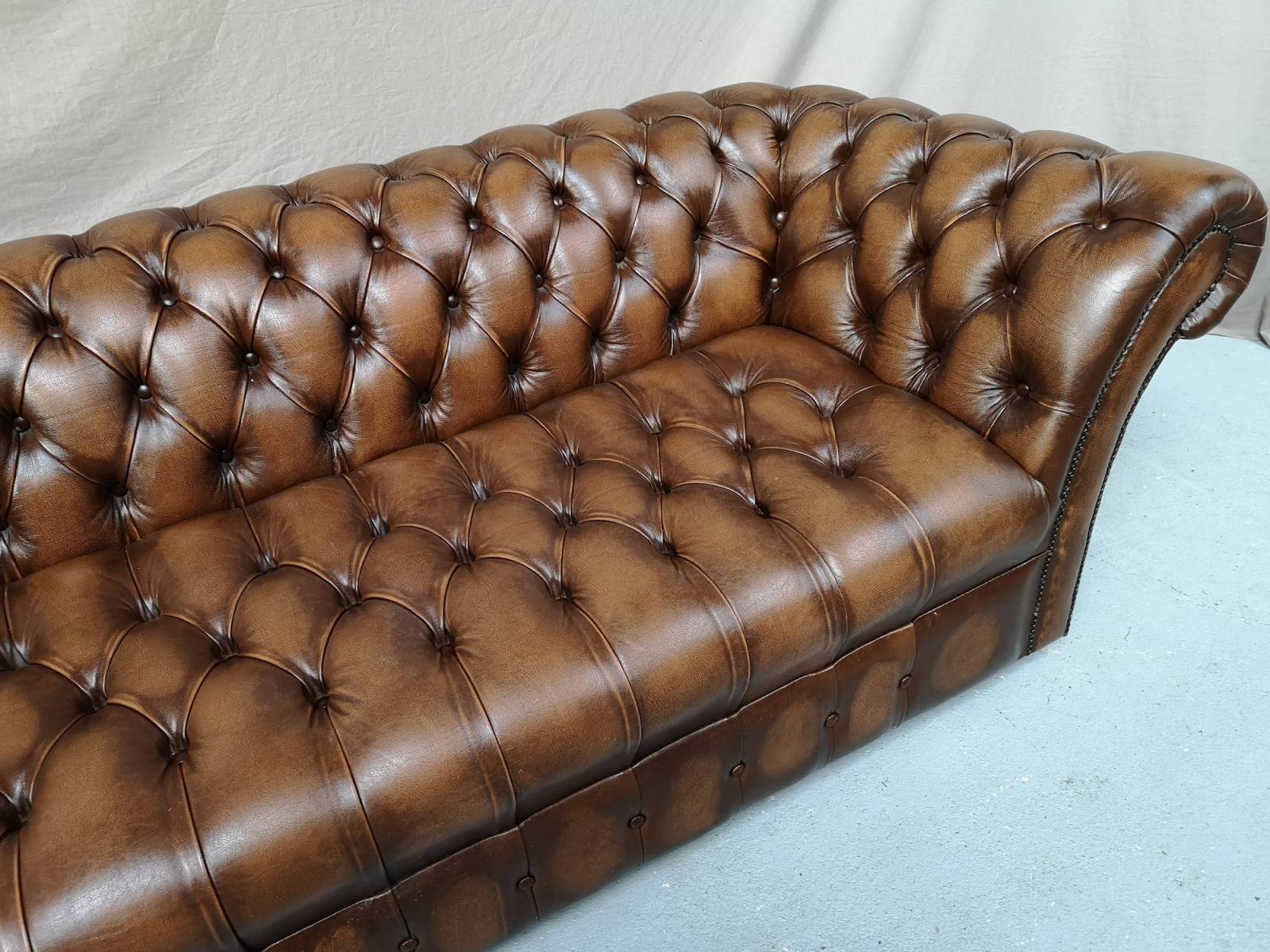 se faire livrer canapé chesterfield cuir marron deuxième main proche Paris