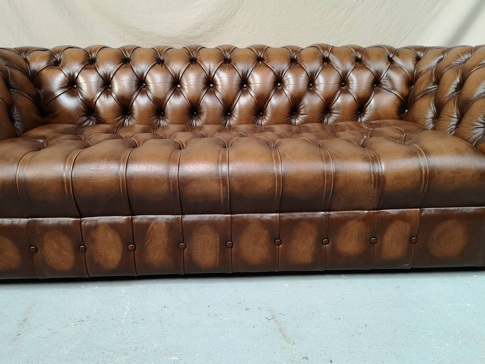 commander en ligne canapé chesterfield cuir marron bon état vintage à Paris