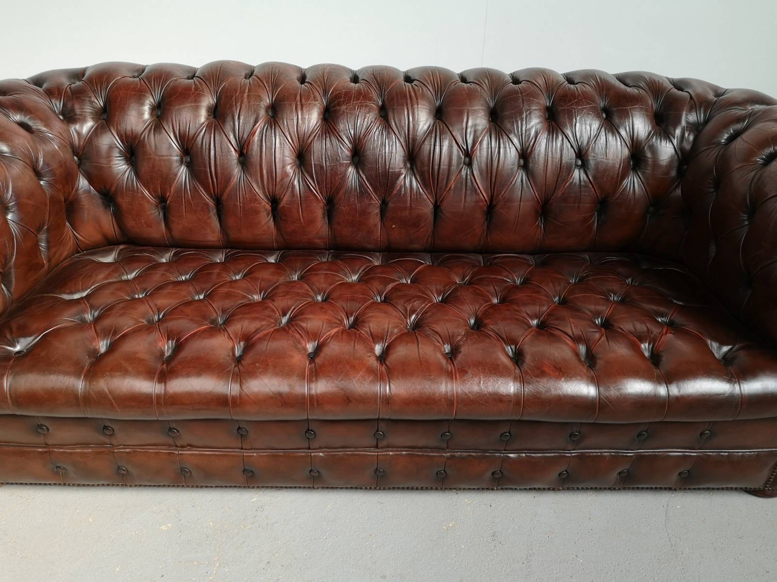vente en ligne canapés chesterfield cuir marron vintage à Montpellier