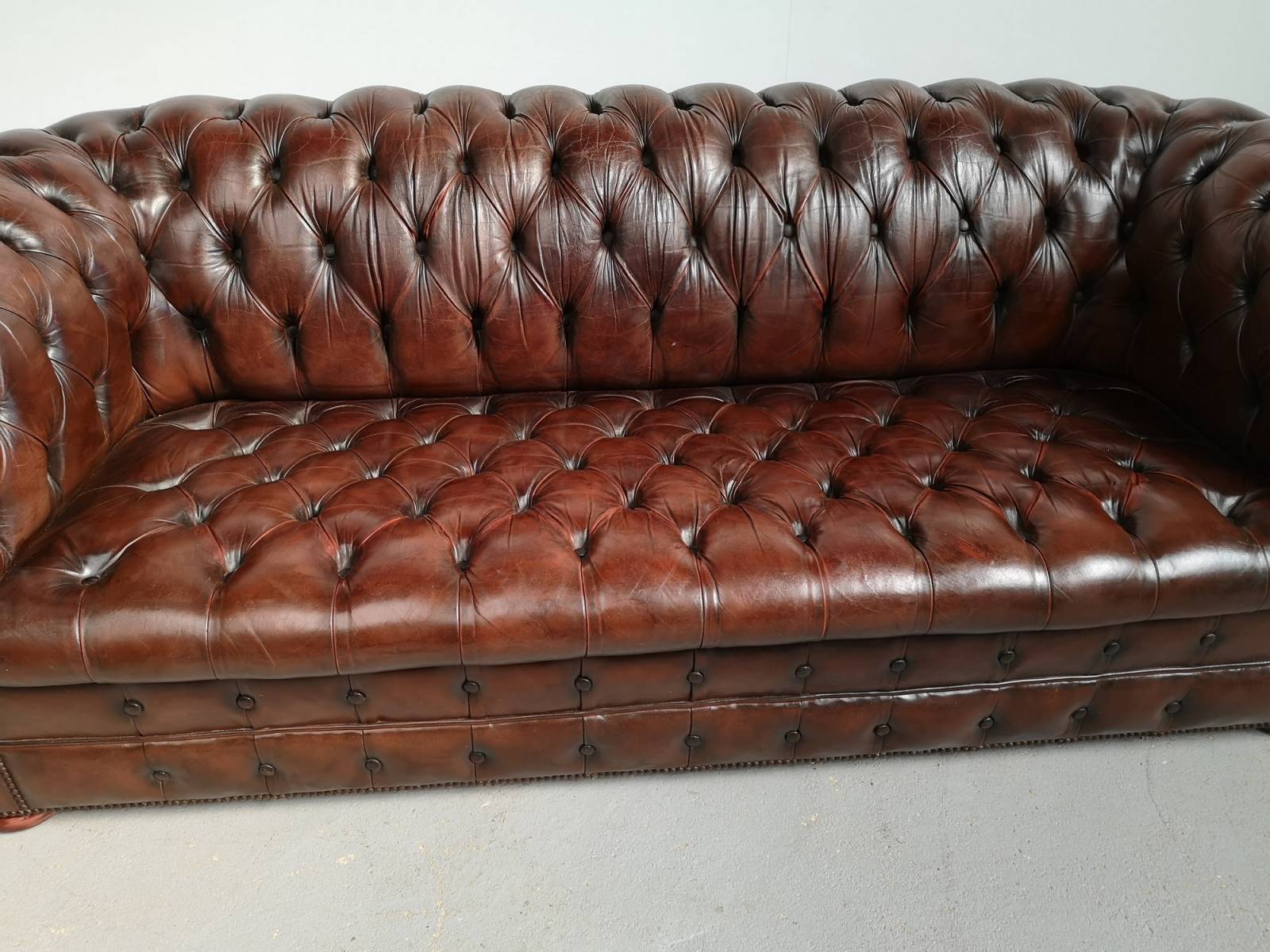 a vendre canapé chesterfield cuir marron trois places à Montpellier