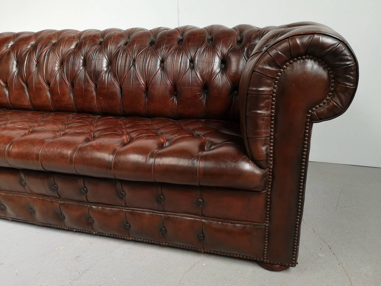 se faire livrer canapé chesterfield cuir marron véritable à Montpellier