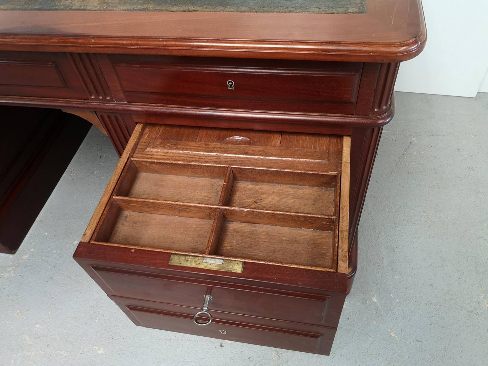 commander en ligne bureau deuxième main style ancien à Paris