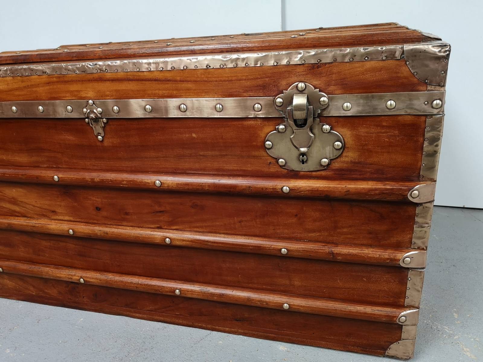 vends coffre occasion vintage style colonial à Paris