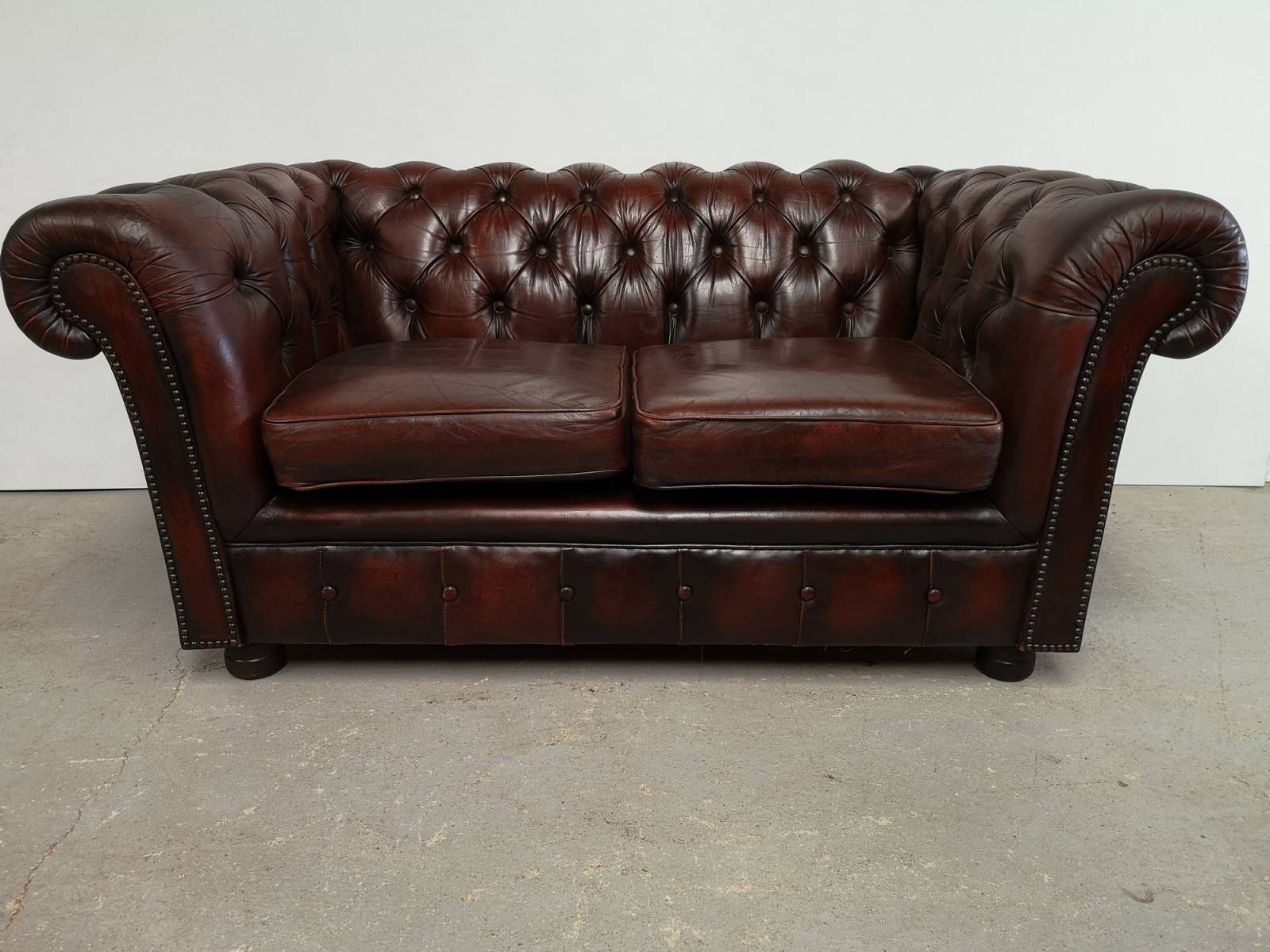 acheter canapé chesterfield cuir marron deux places original à Paris