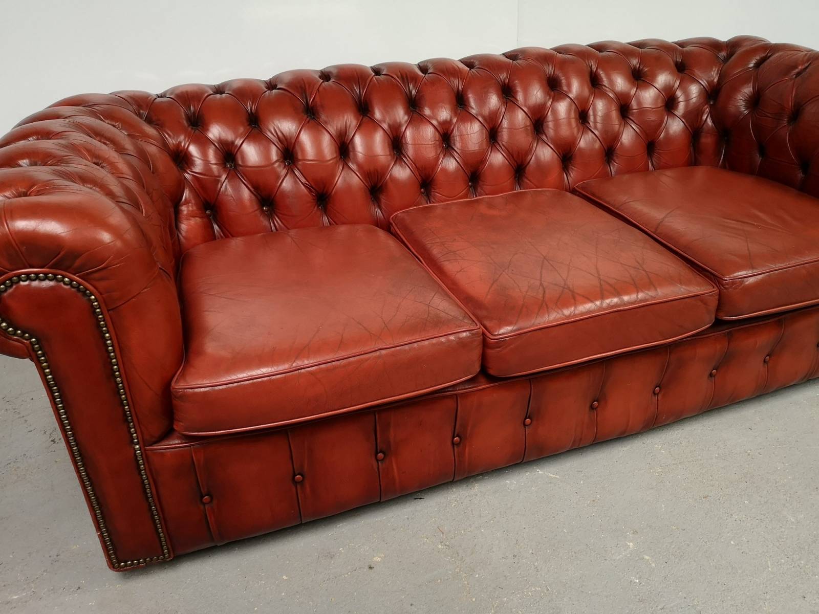 vente canapé chesterfield cuir trois places authentique style déco vintage à Reims