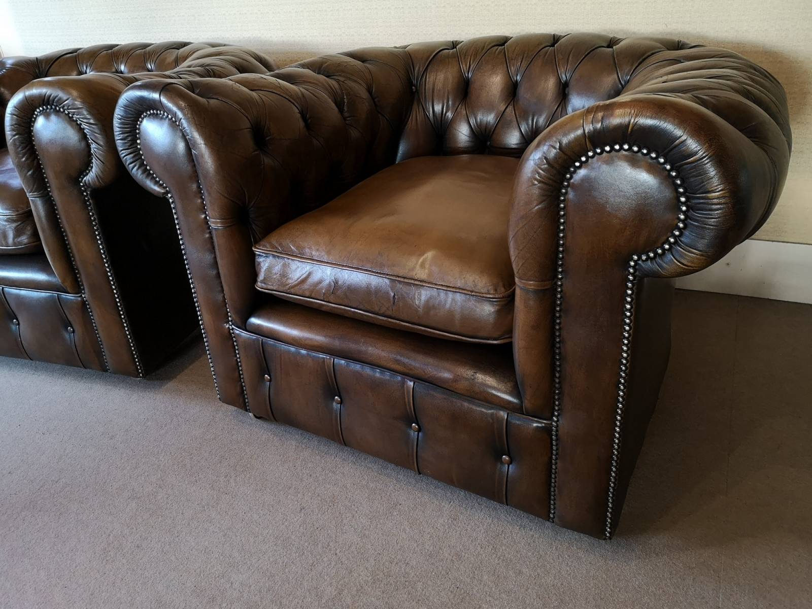 achat fauteuils chesterfield cuir marron pas cher style vintage à Paris