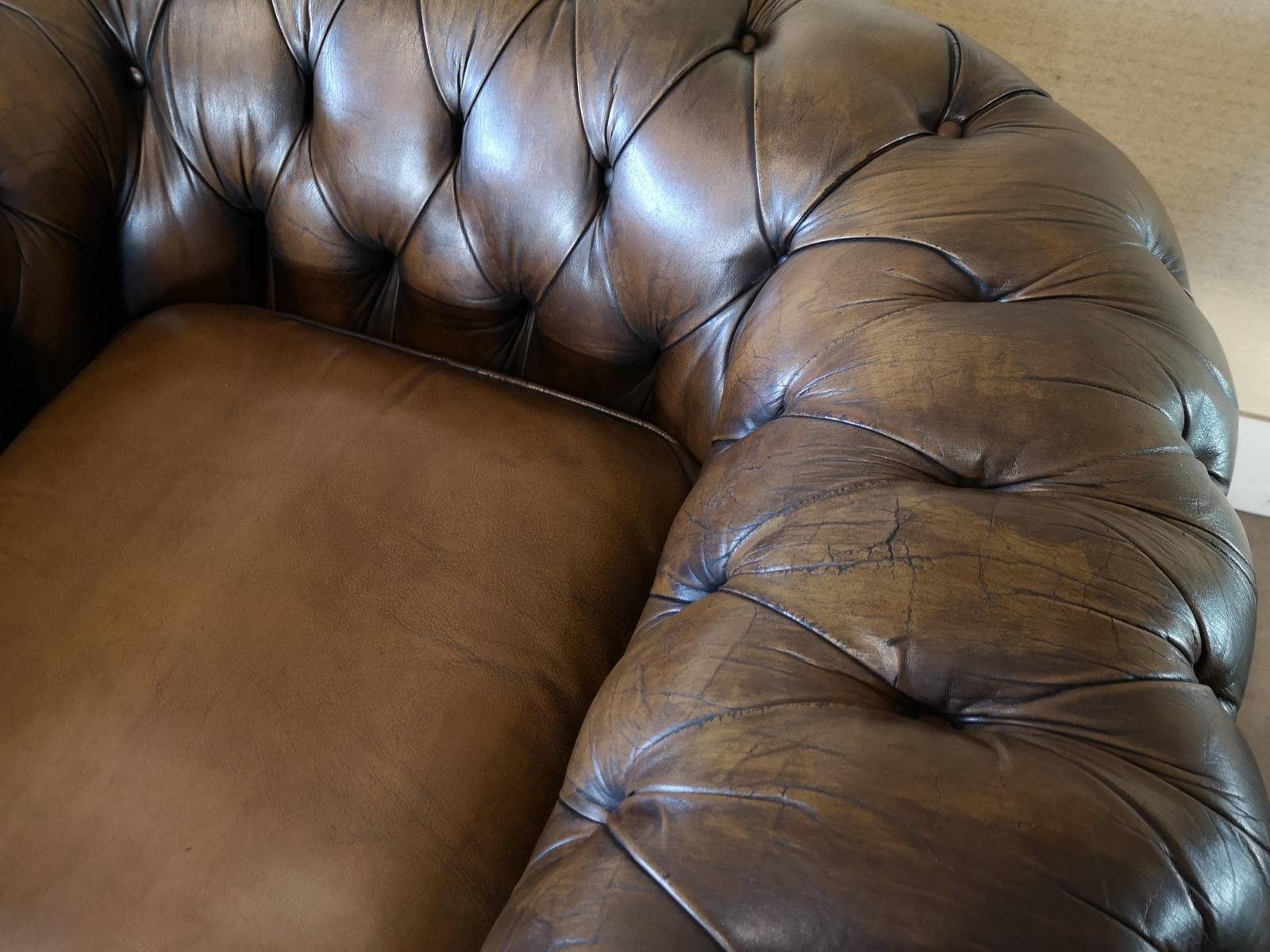 commander fauteuils chesterfield cuir vieilli style déco vintage proche Paris