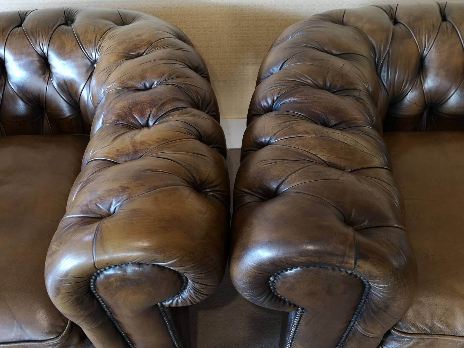 se faire livrer paire fauteuils chesterfield cuir à Paris