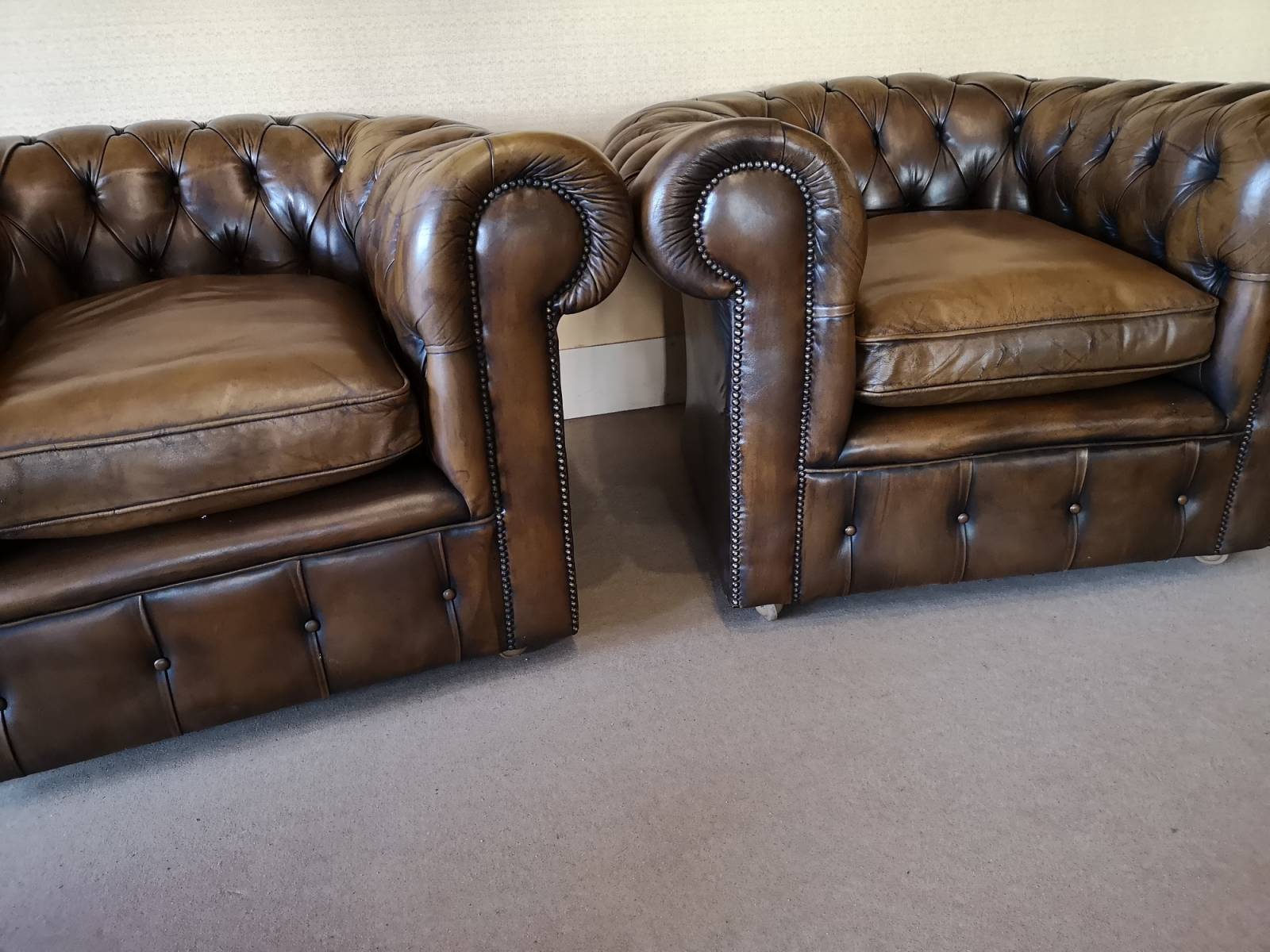 vente fauteuils chesterfield cuir marron confortables style anglais vintage à Paris
