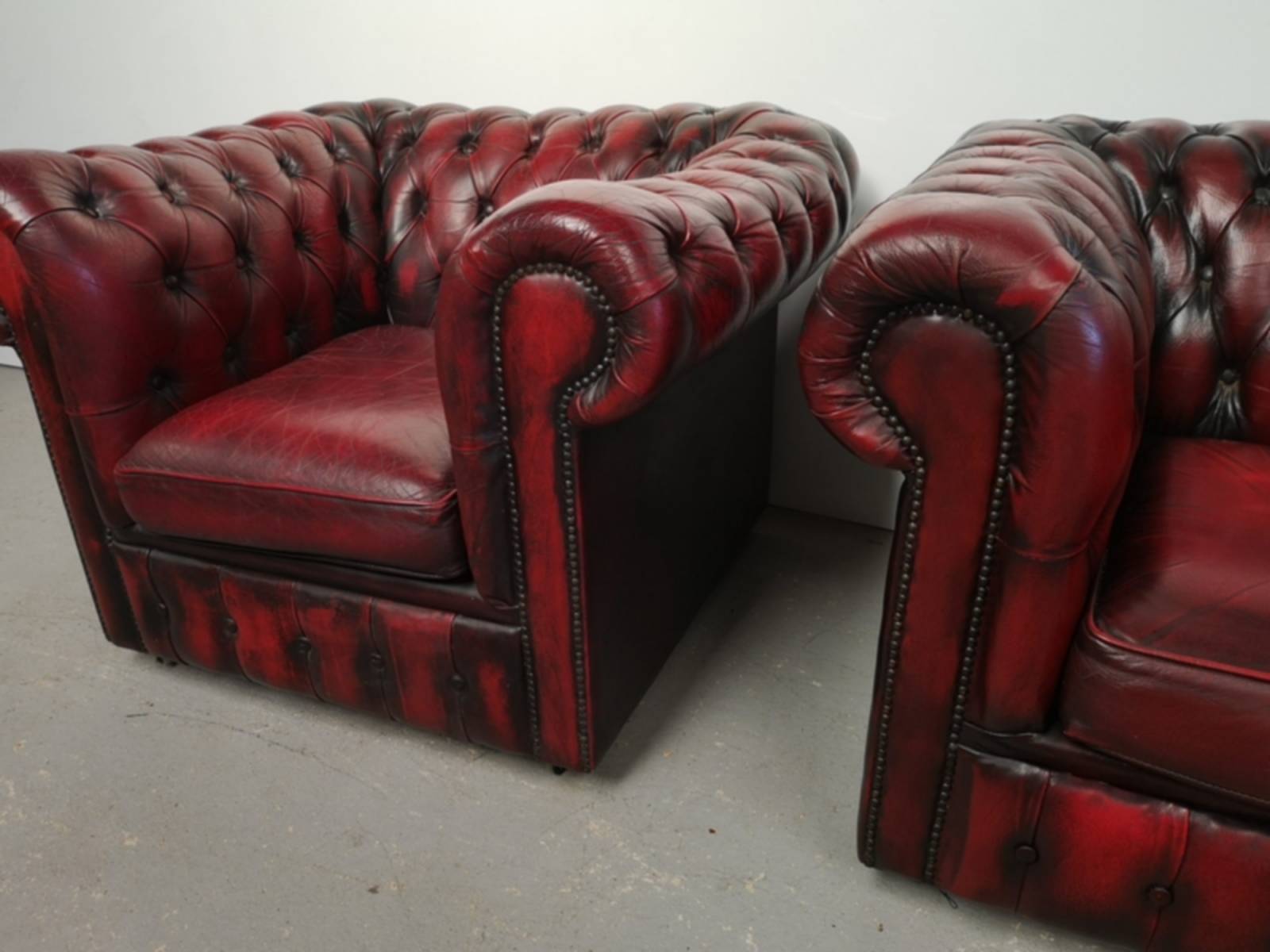 vends fauteuils chesterfield cuir rouge deuxième main à Paris