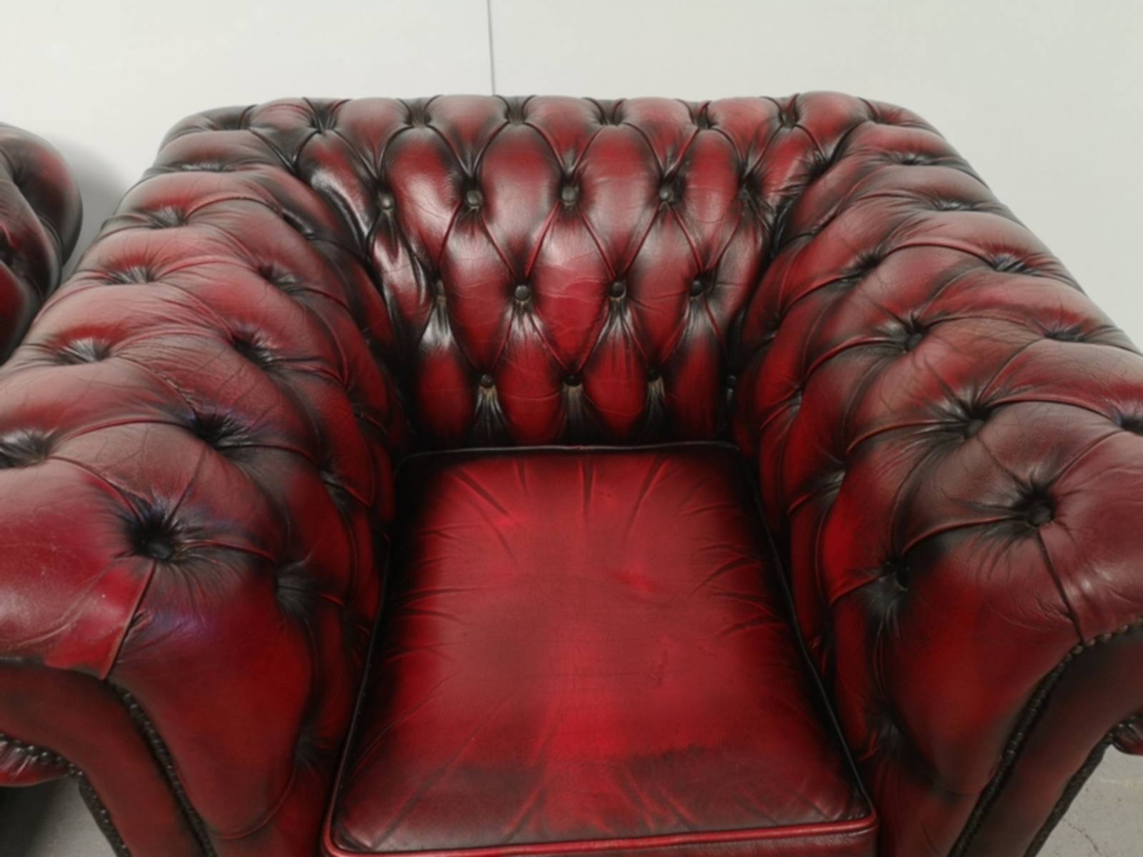 trouver fauteuils chesterfield cuir rouge vieilli style vintageproche Paris