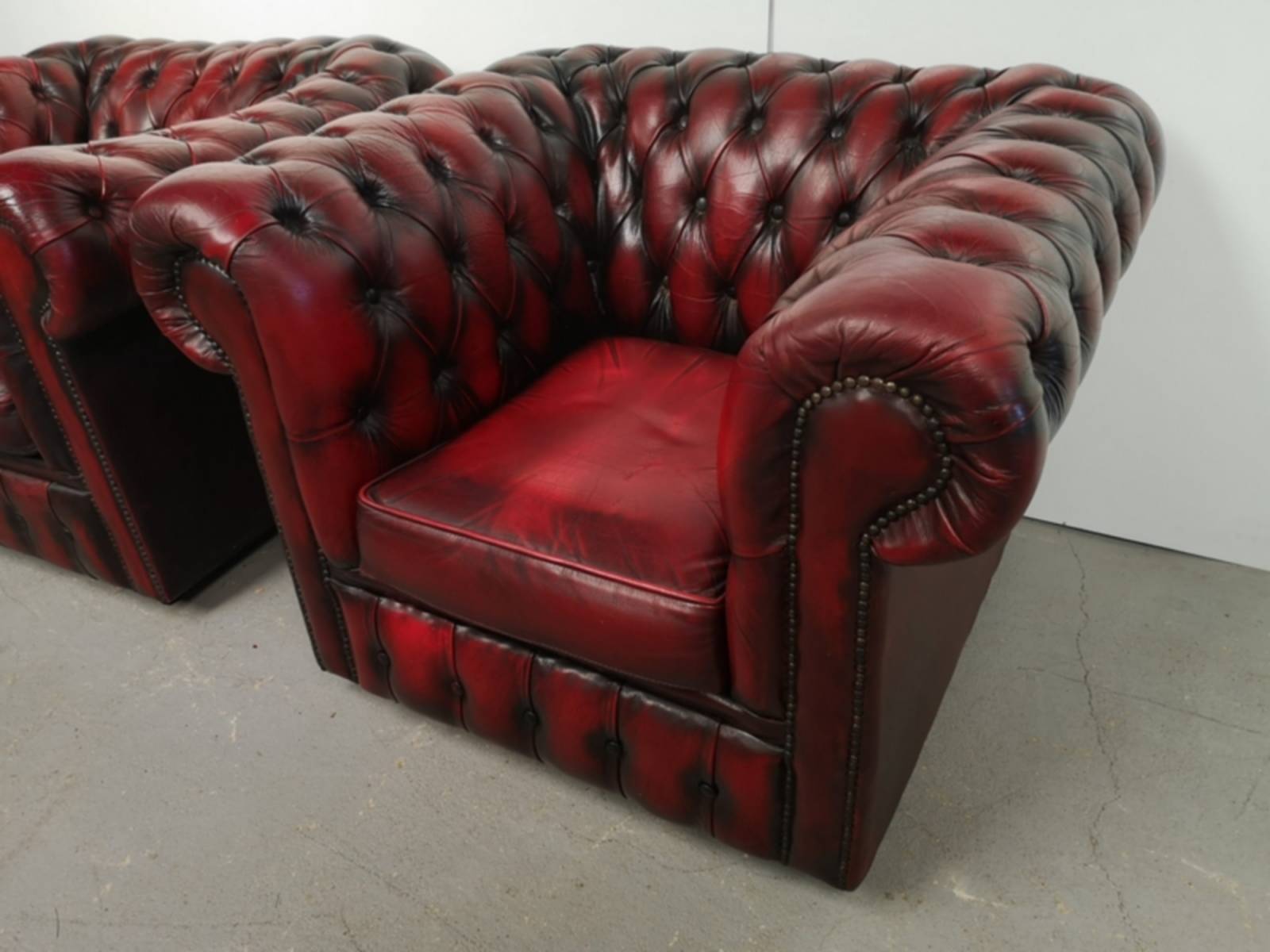 commander en ligne fauteuils chesterfield cuir rouge véritables style déco vintage à Paris