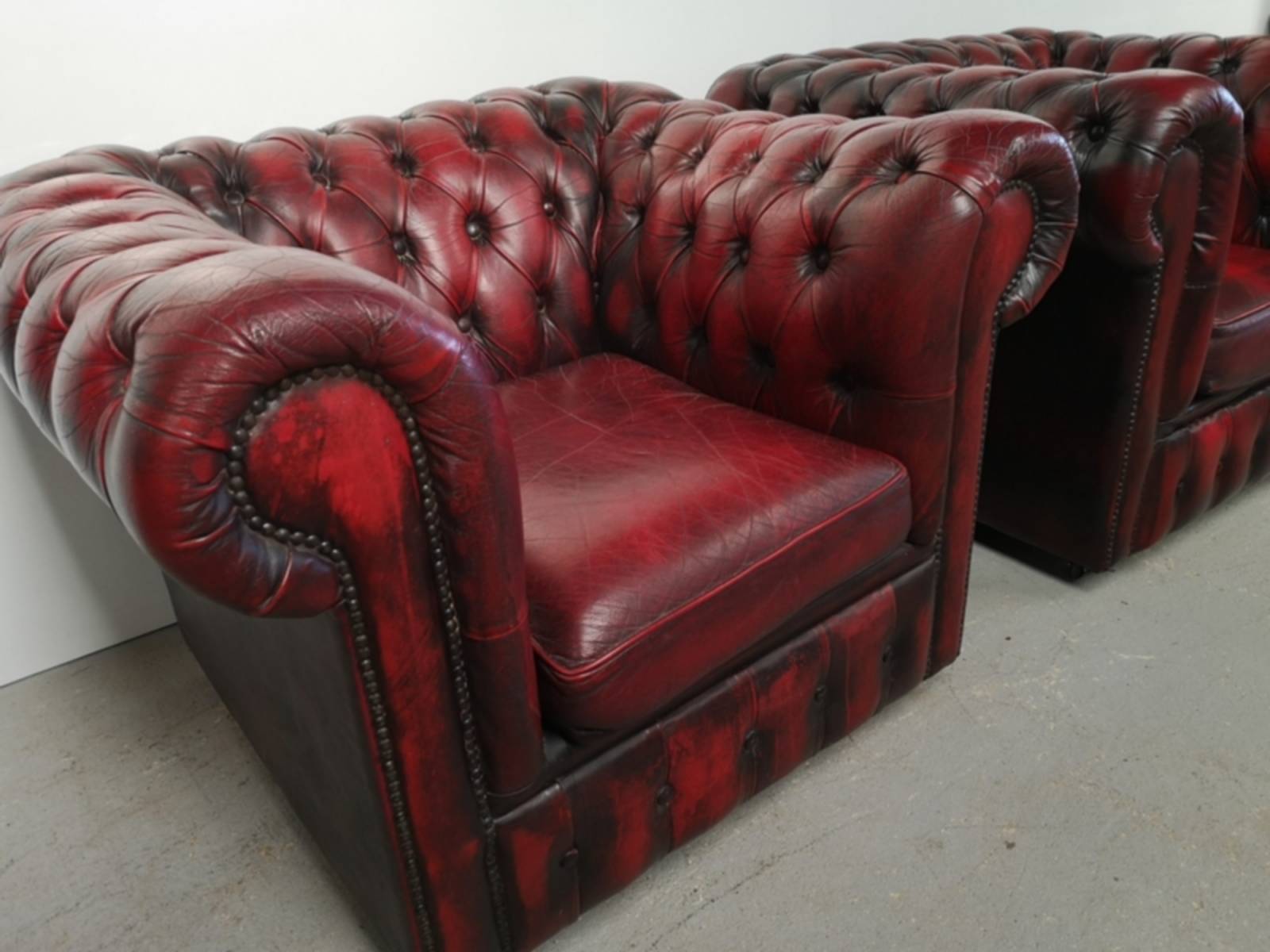 se faire livrer fauteuils chesterfield cuir rouge authentiques proche Paris