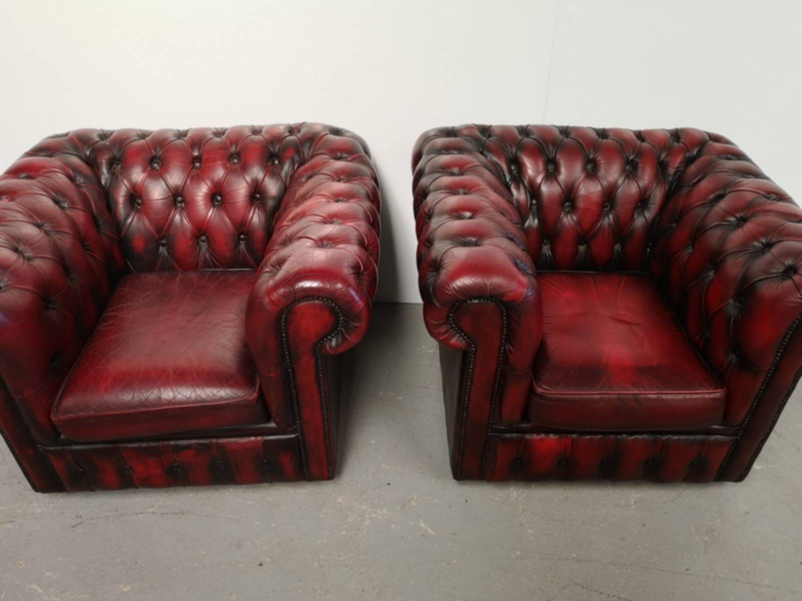 vente fauteuils chesterfield cuir rouge originaux style anglais à Paris