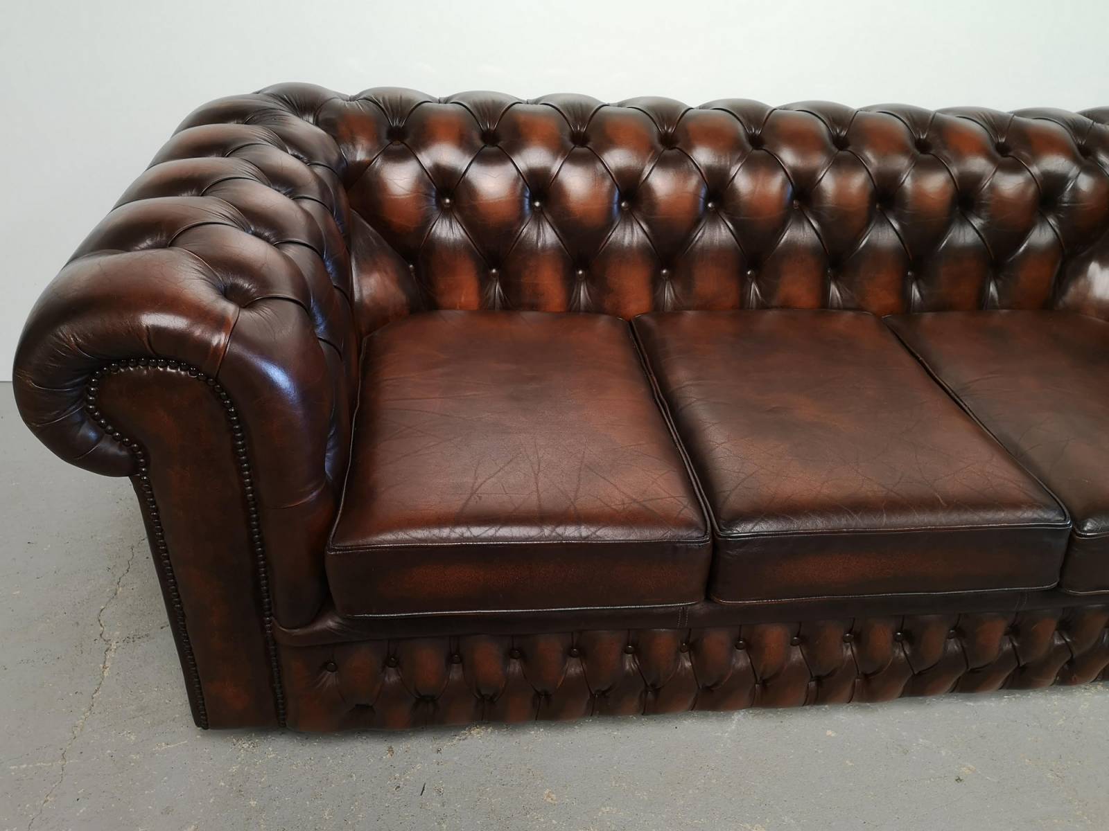 vente en ligne canapé chesterfield cuir marron style ancien anglais proche Paris