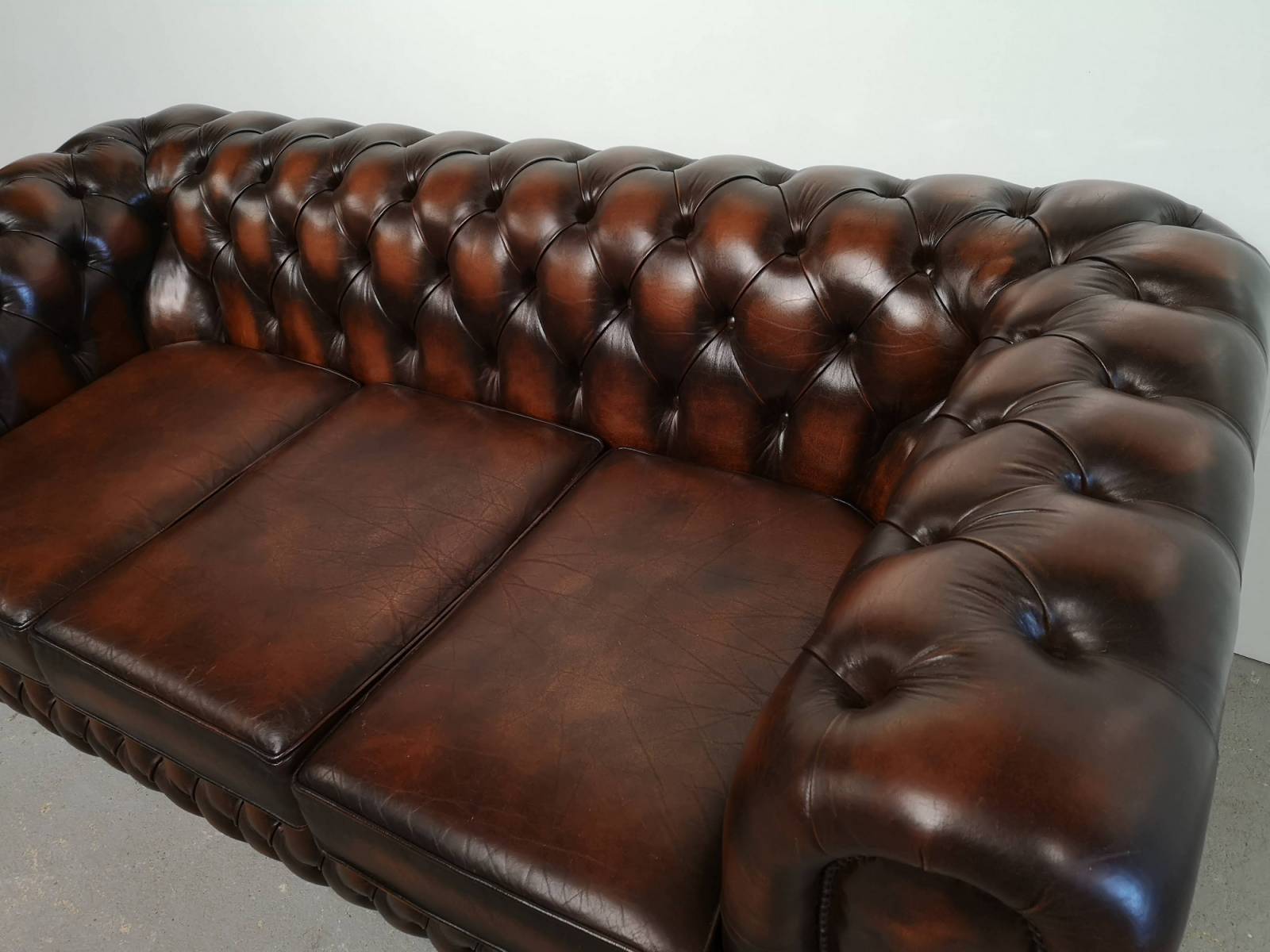 acheter en ligne canapé chesterfield cuir marron trois places rétro style déco loft  à Paris