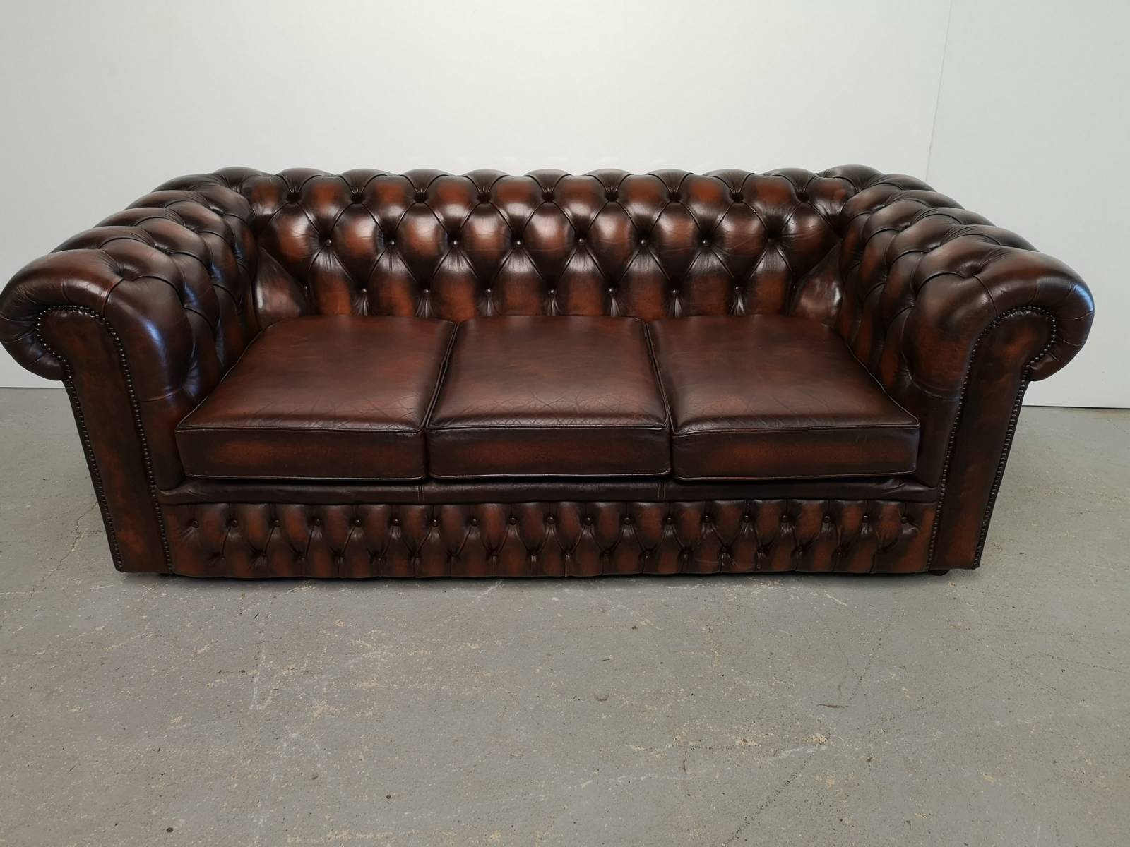 acheter canapés chesterfield cuir marronvieilli style design anglais rétro à Paris