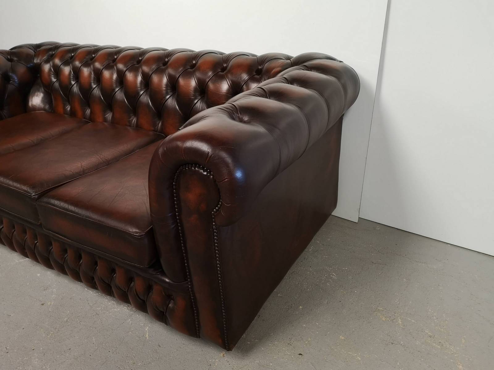 achat canapé chesterfield cuir marron trois places style anglais vintage à Paris