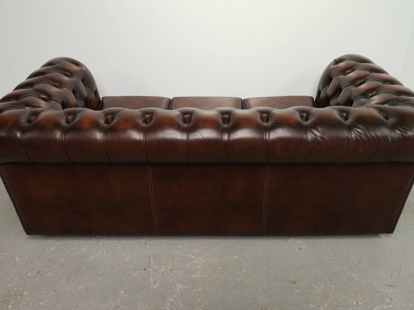 commander canapé chesterfield véritable style anglais à Paris