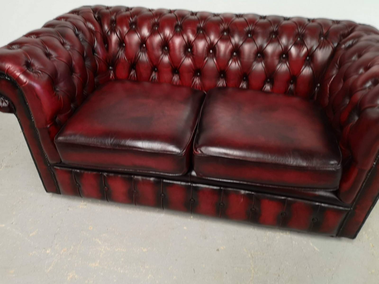 a acheter canapés chesterfield cuir bordeaux deux places deuxième main style rétro à Lyon