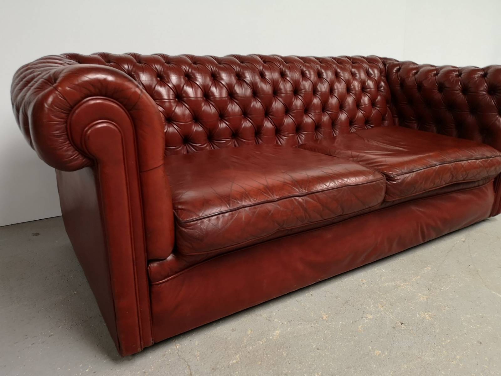 acheter en ligne canapés chesterfield cuir anglais style rétro proche Bordeaux