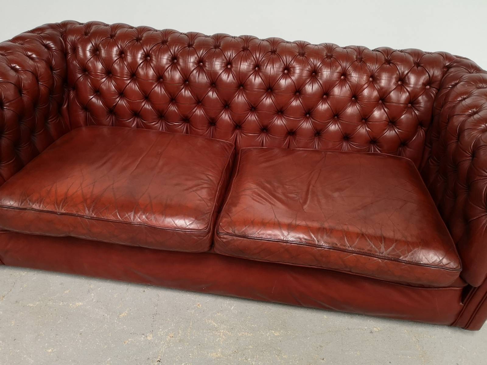 vends canapé chesterfield cuir trois places original anglais vintage à Bordeaux