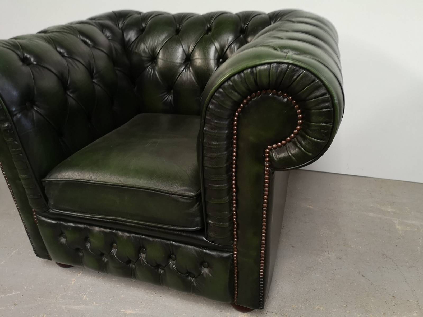 vente fauteuils chesterfield cuir vert vieilli vintage proche Paris