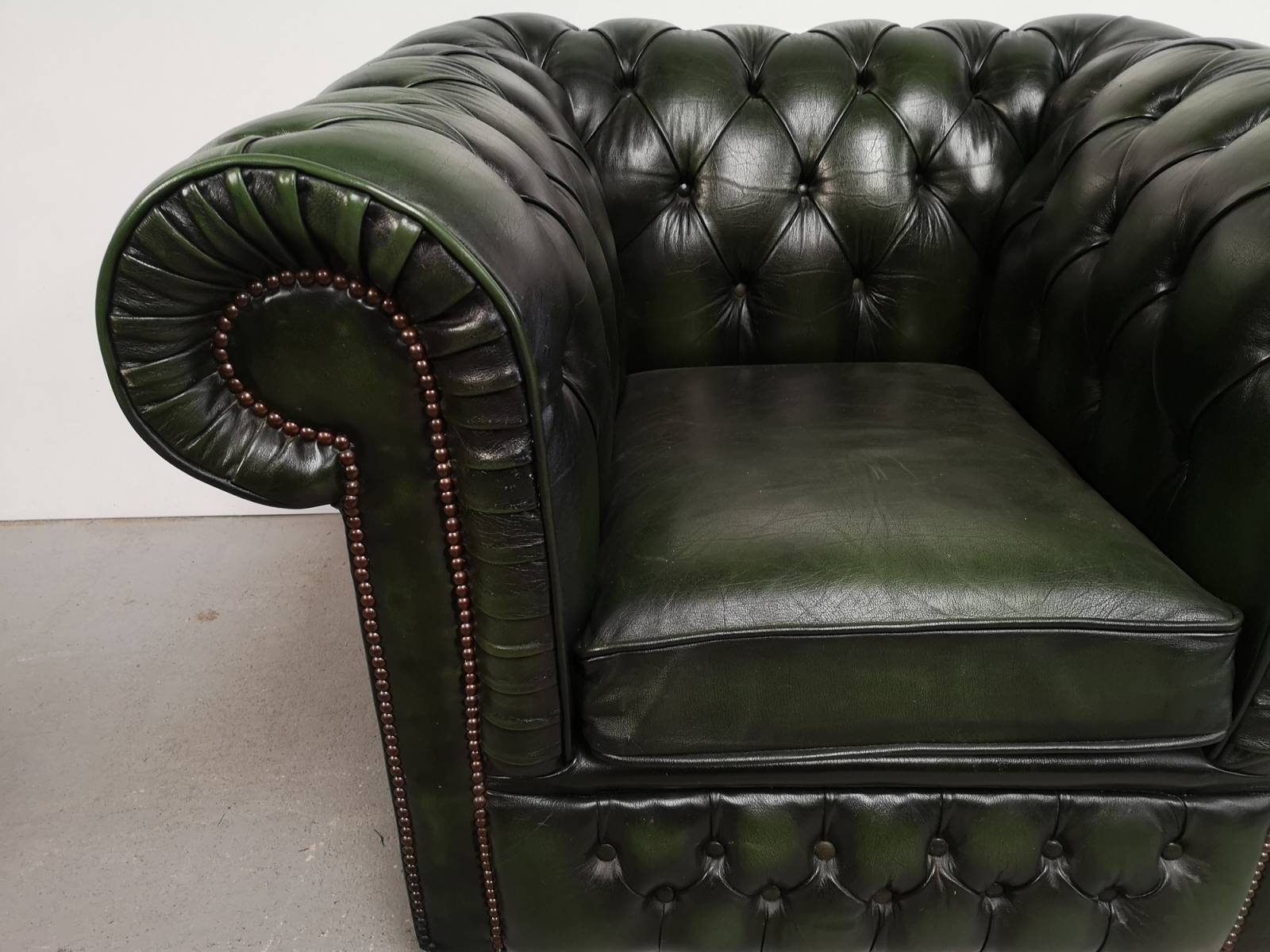vends fauteuil chesterfield cuir vert style anglais à Paris