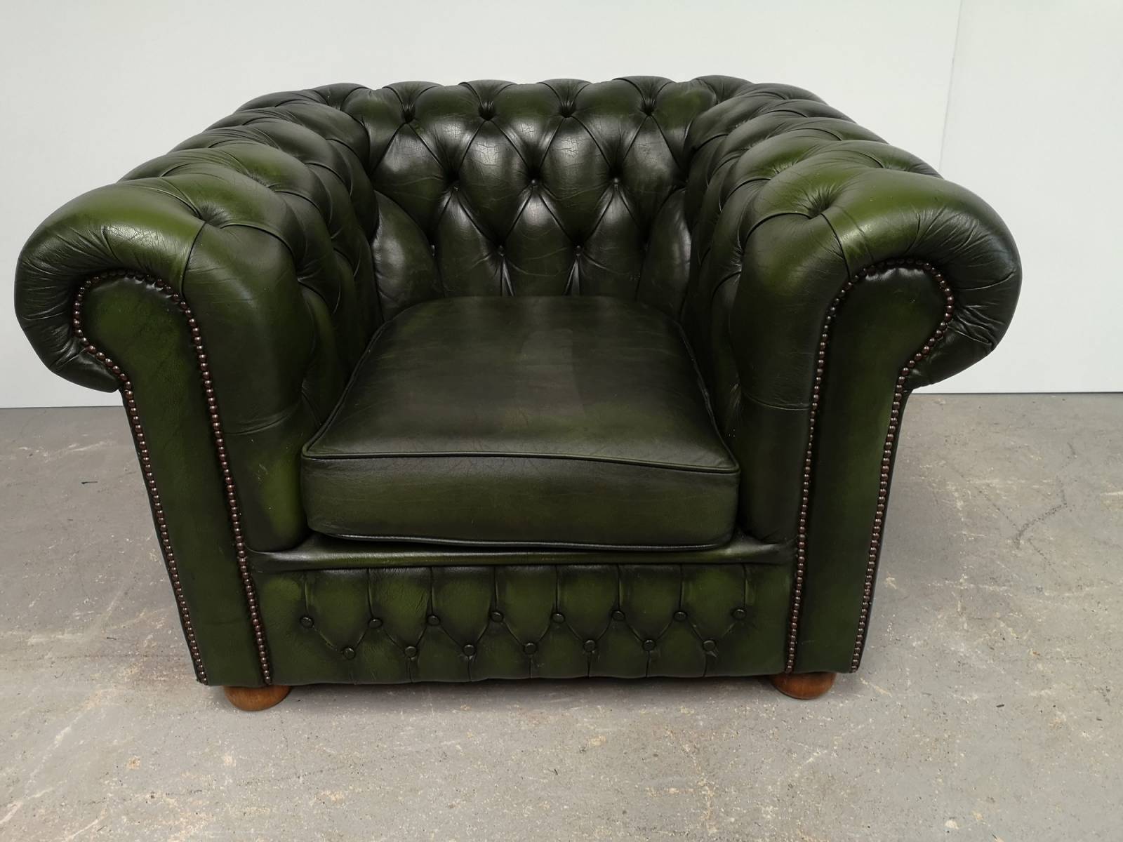 vends fauteuil chesterfield cuir vert ancien style anglais proche Paris