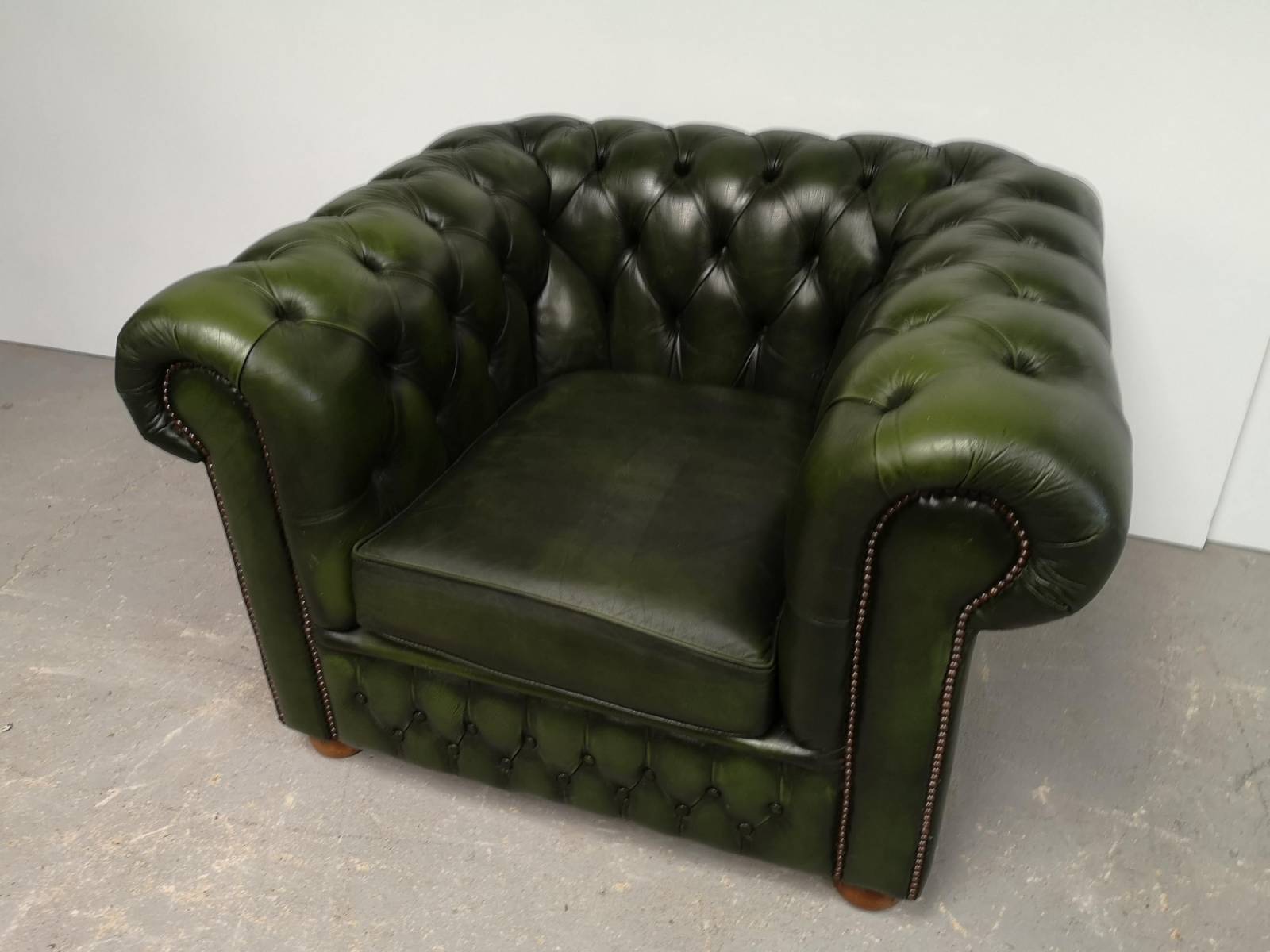 achat fauteuil chesterfield cuir vintage original à Paris
