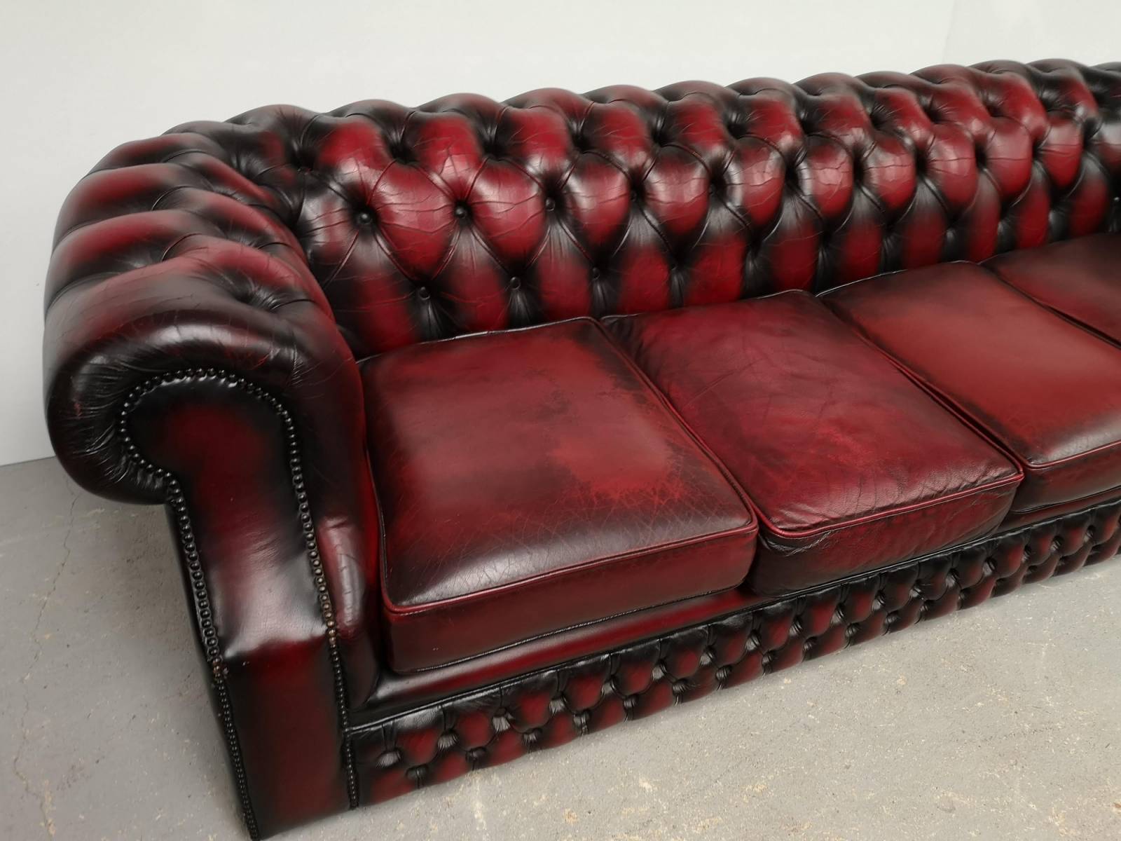 vente canapés chesterfield cuir quatre places authentique à Paris