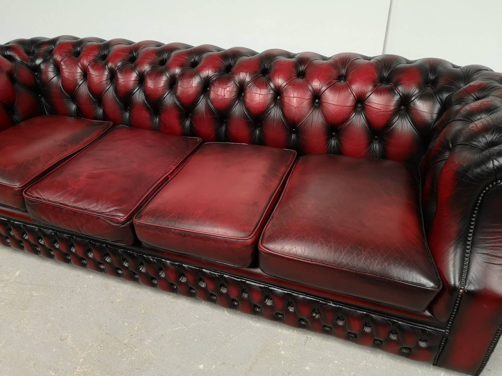 vente en ligne canapé chesterfield cuir bordeaux quatre places véritable à Paris
