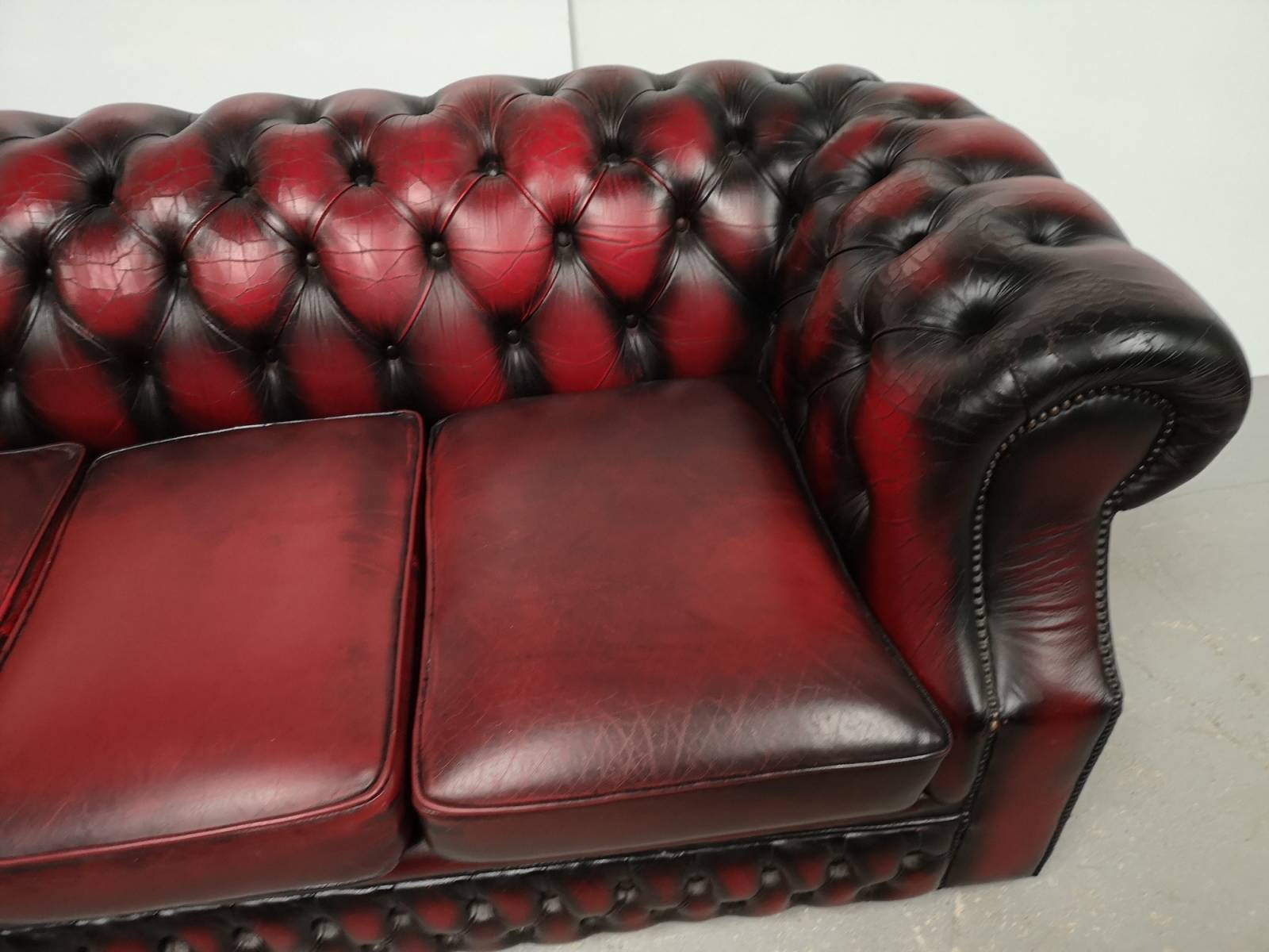 achat canapé chesterfield cuir vintage haut de gamme bon état à Paris