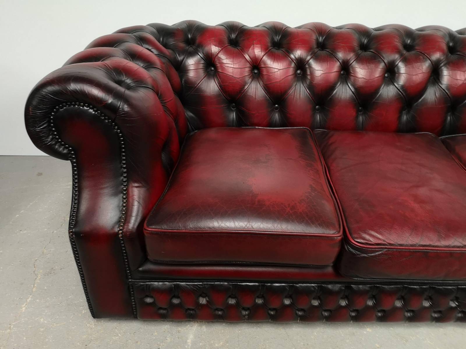 vends canapé chesterfield cuir quatre places original à Paris