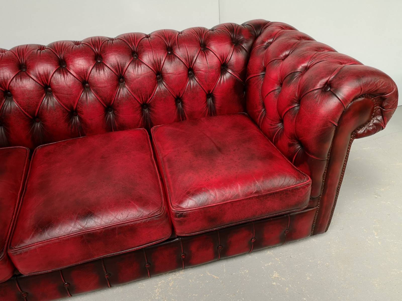 acheter en ligne canapé chesterfield cuir rouge trois places deuxième main à Nancy