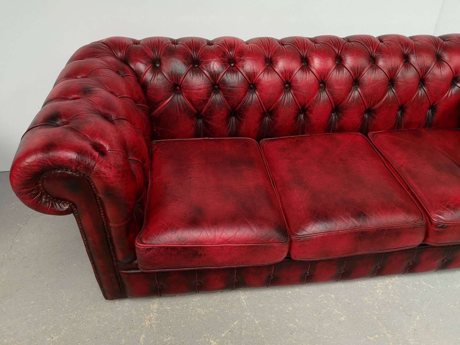 se faire livrer canapé chesterfield cuir rouge trois places haut de gamme à Nancy