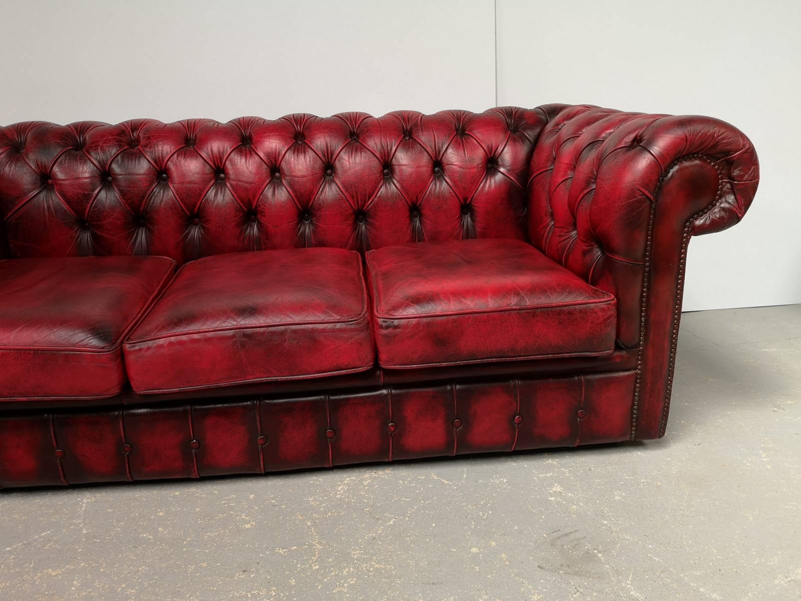 commander canapé chesterfield cuir rouge trois places style rétro à Nancy