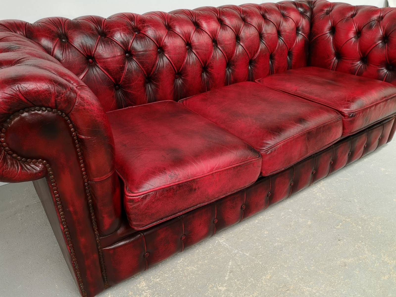 vends canapé chesterfield cuir rouge trois places style anglais vintage à Nancy