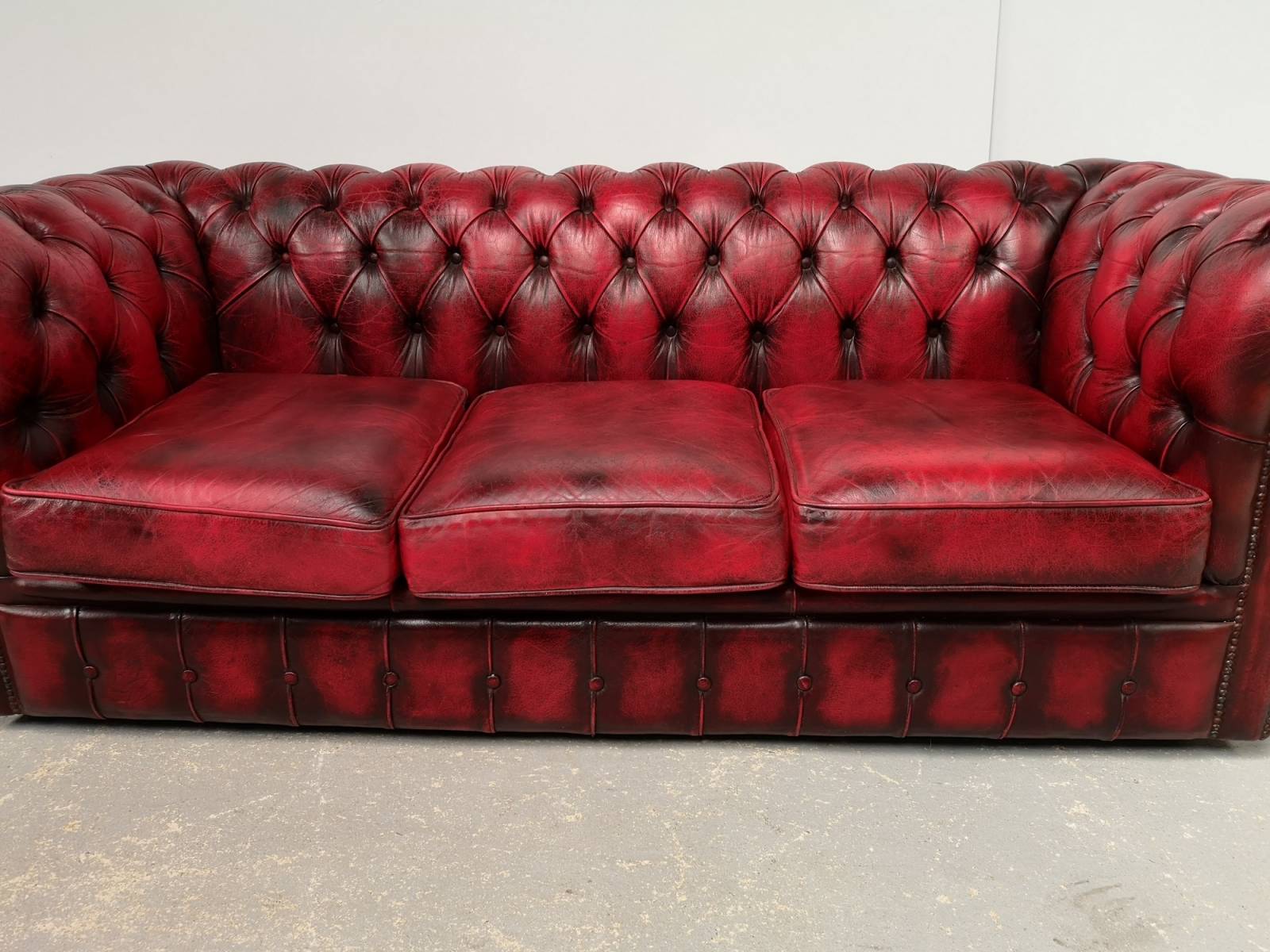 trouver canapé chesterfield cuir rouge trois places ancien à Nancy