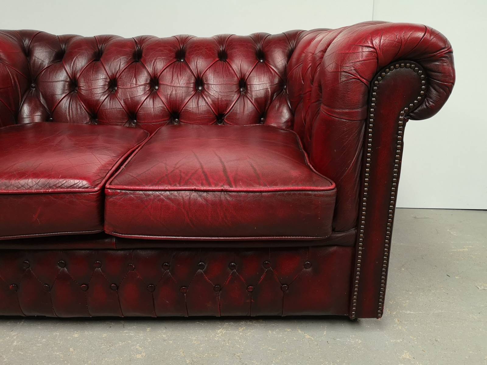 commander canapé chesterfield cuir bordeaux deux places authentique import Angleterre à Paris