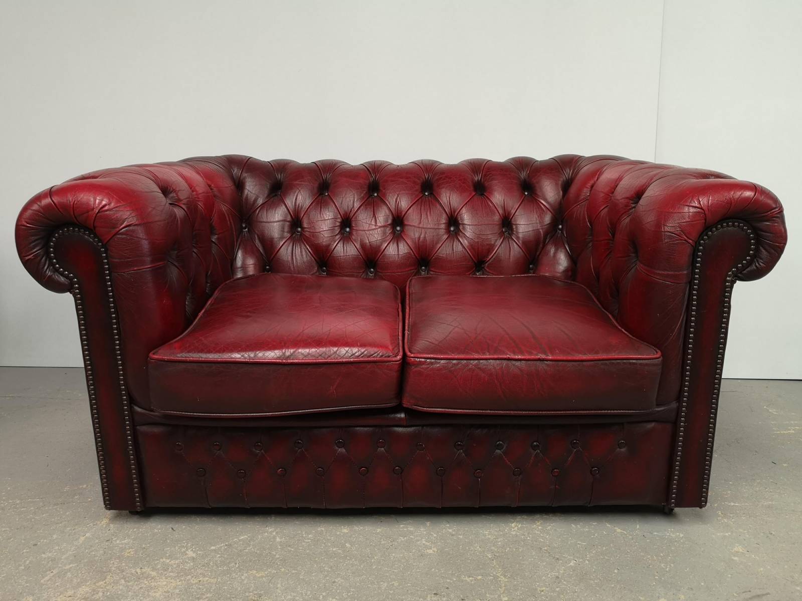 acheter canapés chesterfield cuir bordeaux deux places style rétro proche Paris