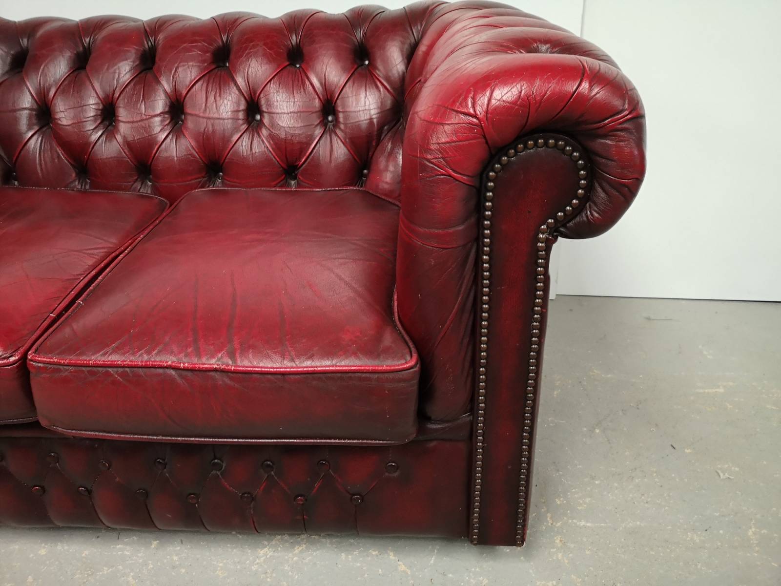 achat canapé chesterfield cuir bordeaux deux places vintage à Paris