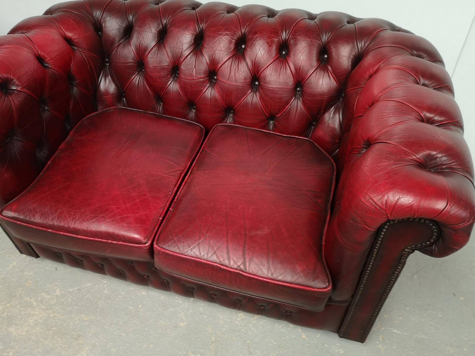 acheter en ligne canapé chesterfield cuir bordeaux deux places deuxième main à Paris