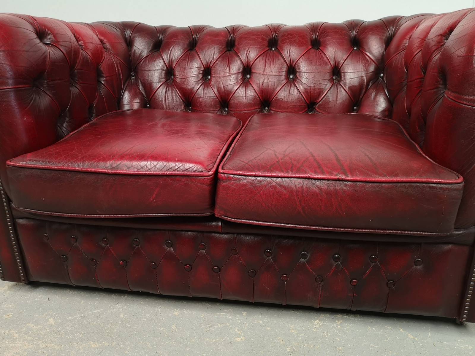 se faire livrer canapé chesterfield cuir deux places bordeaux véritable à Paris