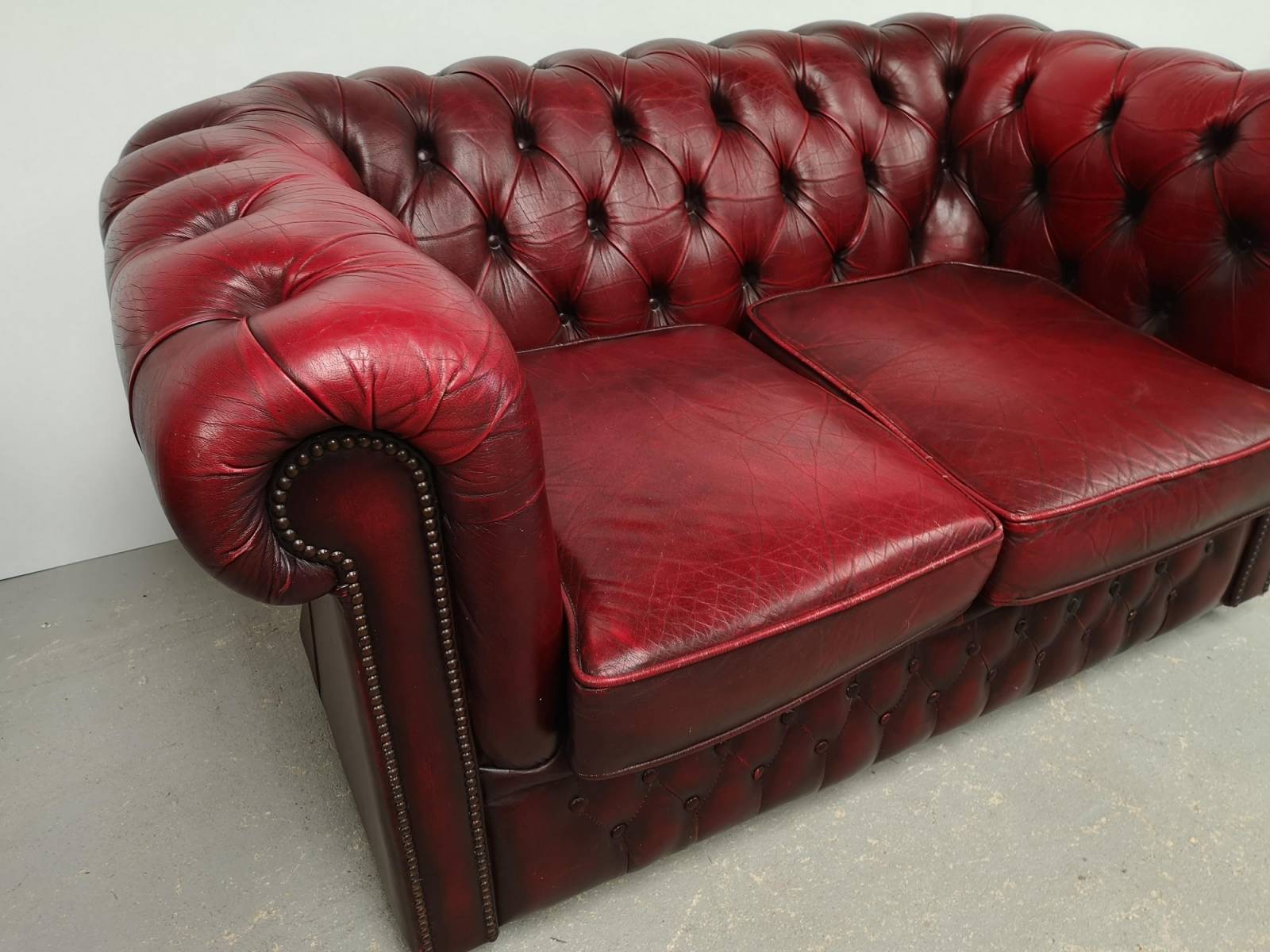 vente canapés chesterfield cuir bordeaux deux places seconde main à Paris