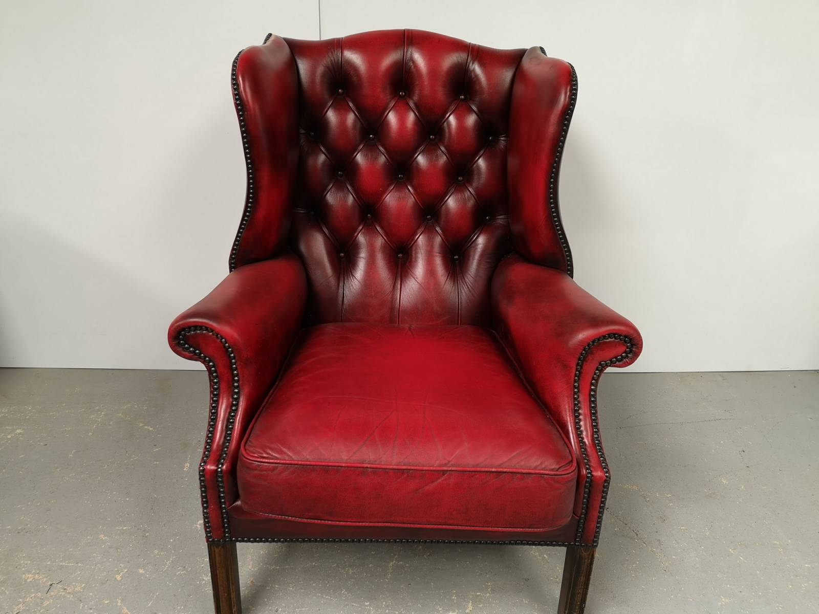 se faire livrer fauteuil bergère chesterfield cuir bordeaux véritable à Paris